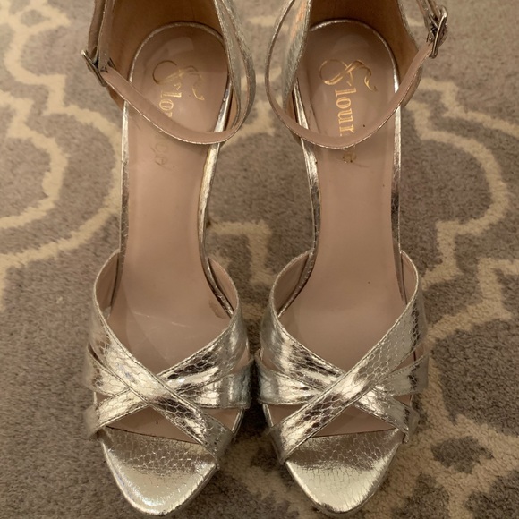 Silver Heels - Picture 1 of 3